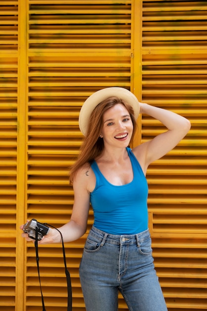 Tiro medio mujer sonriente con sombrero