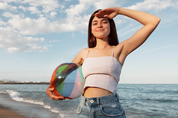 Tiro medio mujer sonriente sosteniendo la bola