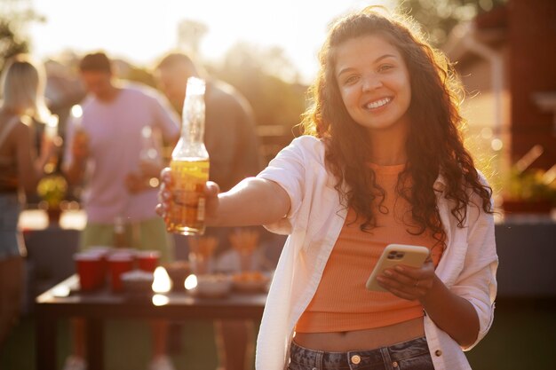 Tiro medio mujer sonriente sosteniendo una botella