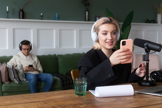 Tiro medio mujer sonriente sosteniendo smartphone