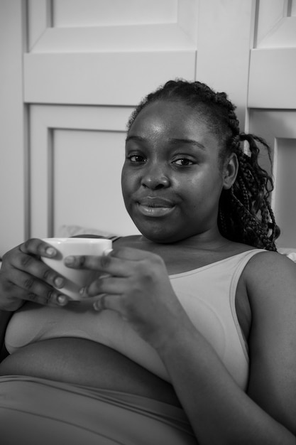 Foto gratuita tiro medio mujer sonriente sosteniendo la taza de café