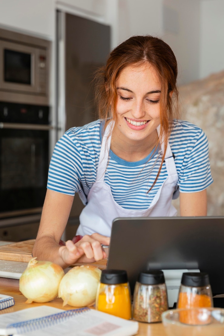 Foto gratuito tiro medio mujer sonriente con tableta