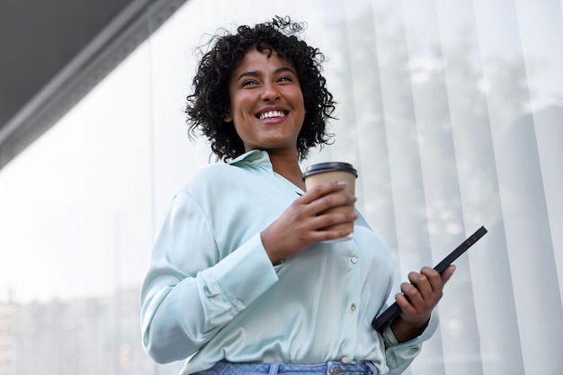 Tiro medio mujer sonriente con taza de café