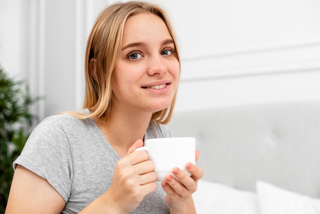 Foto gratuita tiro medio mujer sonriente con taza