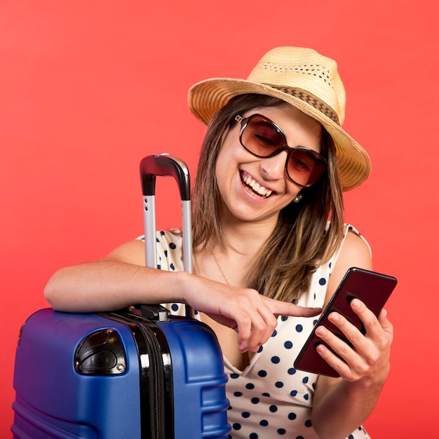 Tiro medio mujer sonriente con teléfono