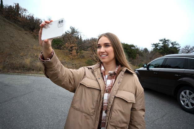 Foto gratuita tiro medio mujer sonriente tomando selfie