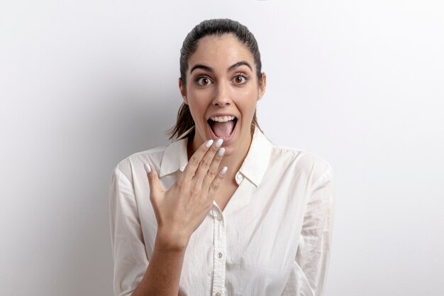 Tiro medio mujer sorprendida con fondo blanco