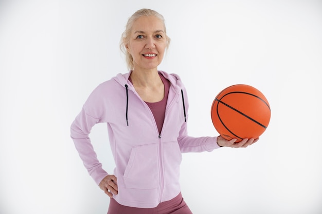 Tiro medio mujer sosteniendo baloncesto