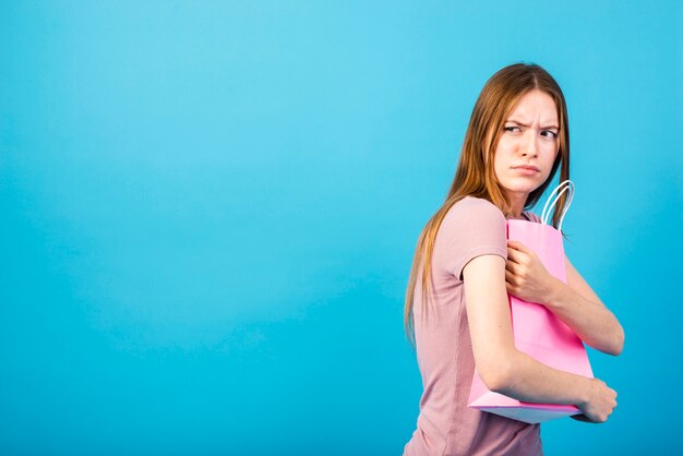 Tiro medio mujer sosteniendo la bolsa con espacio de copia