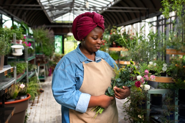 Tiro medio mujer sosteniendo flores