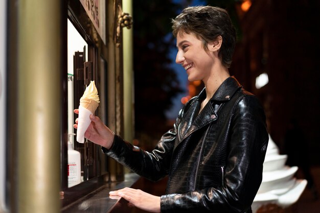 Tiro medio mujer sosteniendo helado