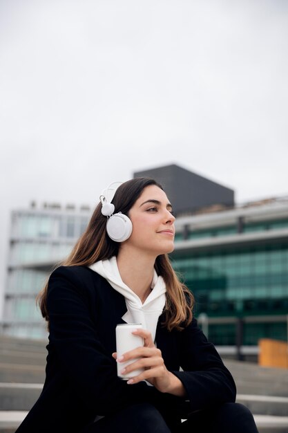 Tiro medio mujer sosteniendo lata de refresco