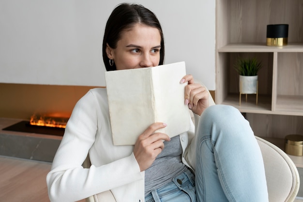 Tiro medio mujer sosteniendo libro