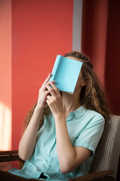 Tiro medio mujer sosteniendo libro