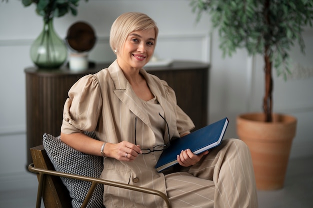 Foto gratuita tiro medio mujer sosteniendo libro