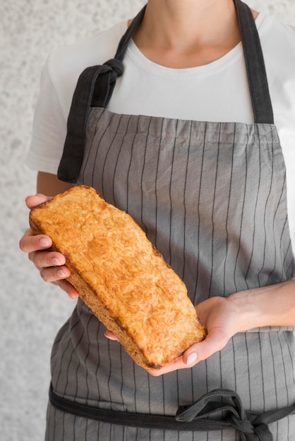 Foto gratuita tiro medio mujer sosteniendo pan de plátano