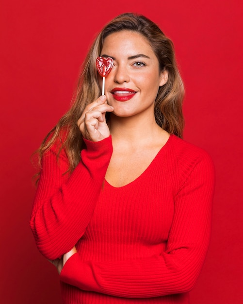 Tiro medio mujer sosteniendo piruleta