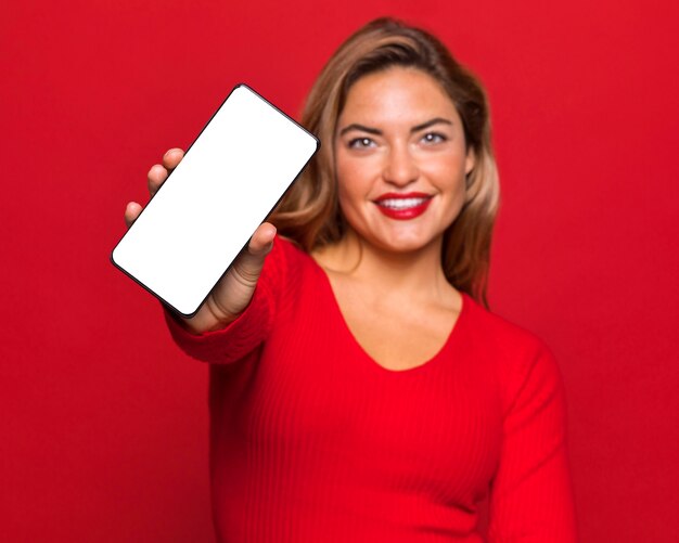 Tiro medio mujer sosteniendo smartphone