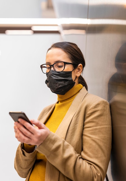 Foto gratuita tiro medio mujer sosteniendo smartphone