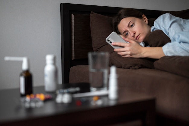 Foto gratuita tiro medio mujer sosteniendo smartphone