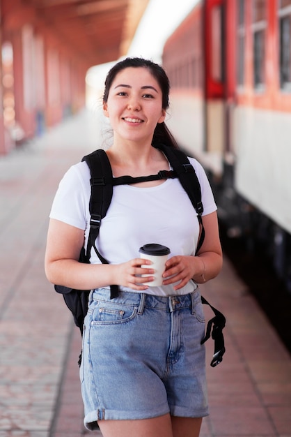 Tiro medio mujer sosteniendo la taza de café