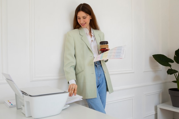 Foto gratuita tiro medio mujer sosteniendo la taza de café