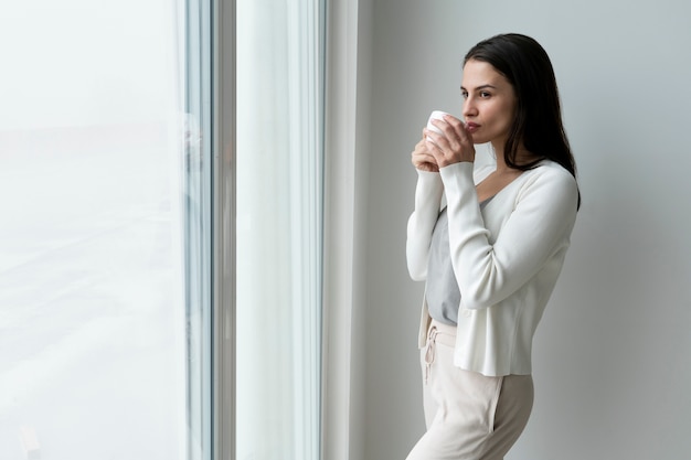 Tiro medio mujer sosteniendo la taza