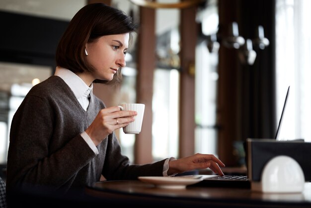 Tiro medio mujer sosteniendo la taza