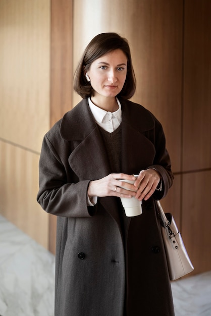 Tiro medio mujer sosteniendo la taza