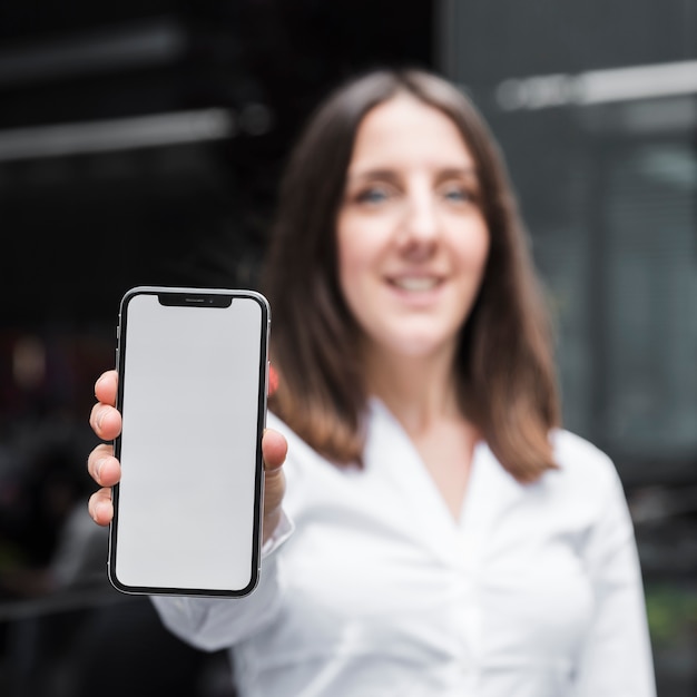 Tiro medio mujer sosteniendo un teléfono inteligente