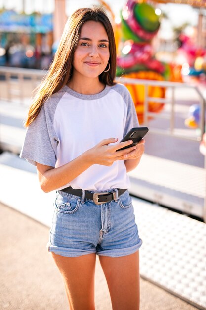 Tiro medio mujer sosteniendo teléfono