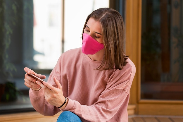 Foto gratuita tiro medio mujer sosteniendo teléfono