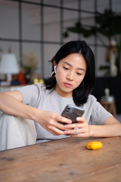 Foto gratuita tiro medio mujer sosteniendo teléfono