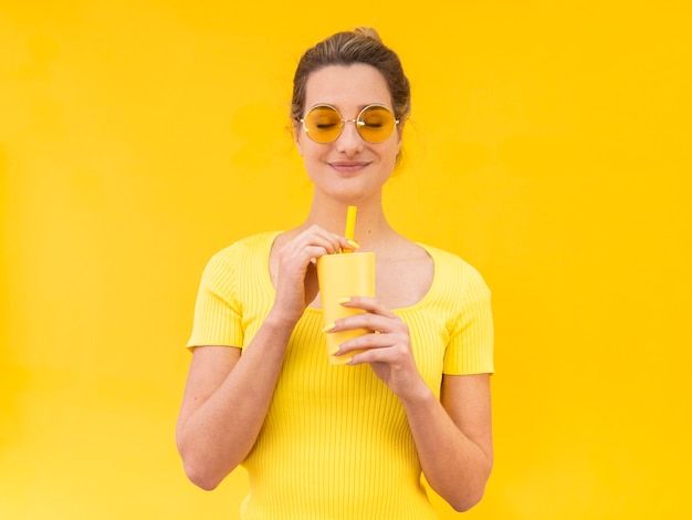 Foto gratuita tiro medio mujer sosteniendo vidrio