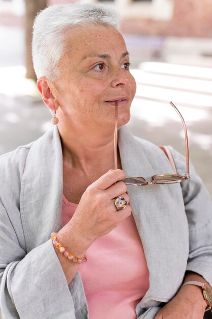 Tiro medio, mujer, tenencia, anteojos