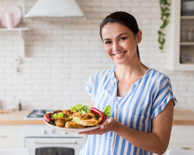 Foto gratuita tiro medio, mujer, tenencia, plato de comida