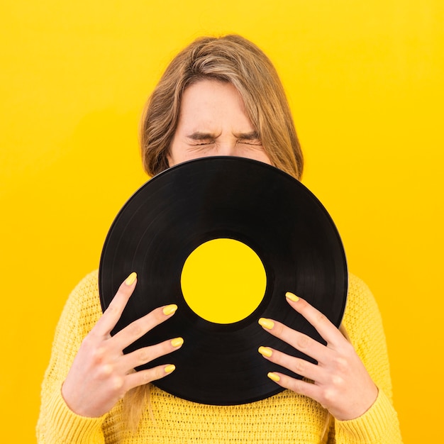 Foto gratuita tiro medio, mujer, tenencia, vinilo