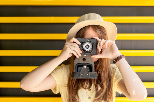 Tiro medio mujer tomando fotos