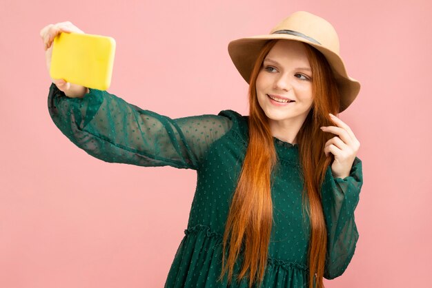 Tiro medio mujer tomando selfie