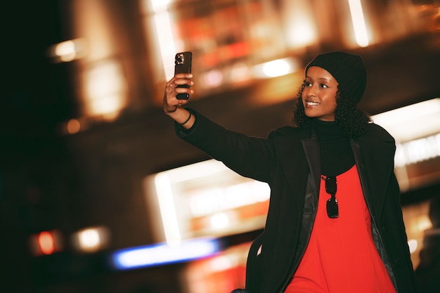 Foto gratuita tiro medio mujer tomando selfie