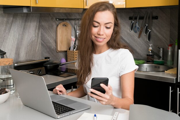 Tiro medio mujer trabajando en cocina