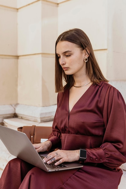 Foto gratuita tiro medio mujer trabajando en equipo portátil