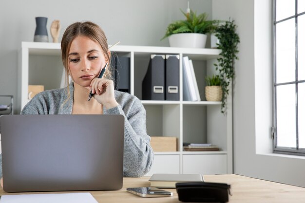 Tiro medio mujer trabajando en el escritorio