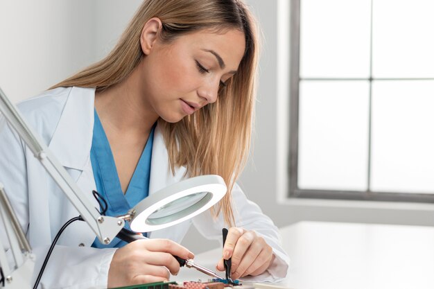 Tiro medio mujer trabajando en el escritorio