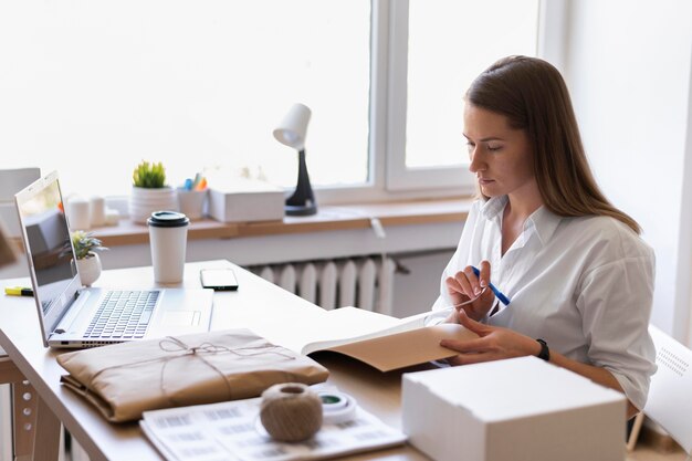 Tiro medio mujer trabajando en el escritorio