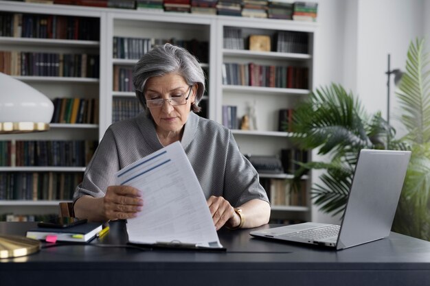 Tiro medio mujer trabajando en el escritorio