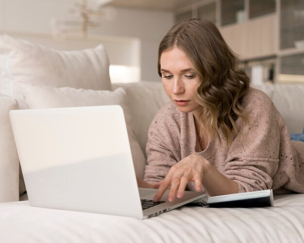 Tiro medio mujer trabajando