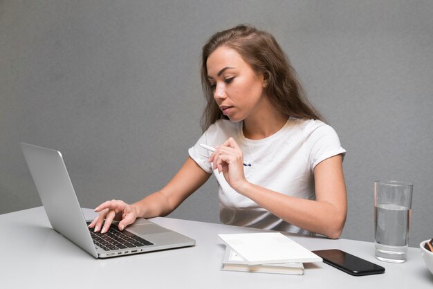 Tiro medio mujer trabajando