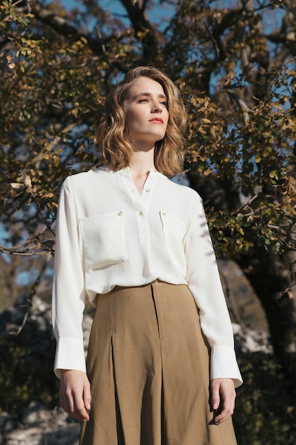 Foto gratuita tiro medio mujer con traje casual mirando hacia los lados