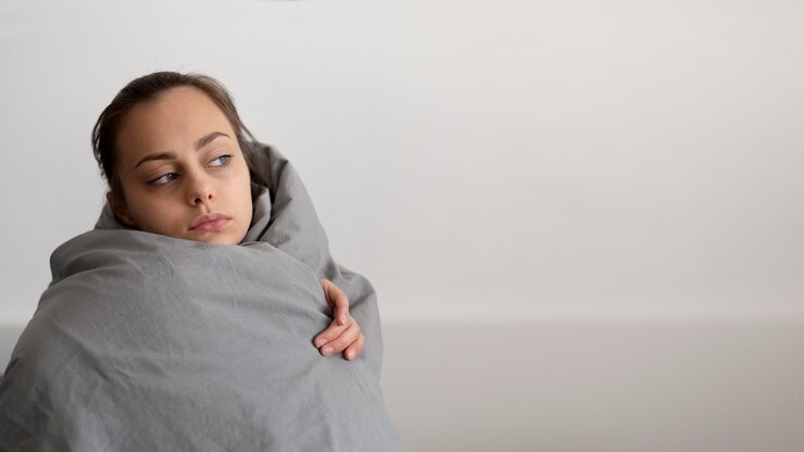 Foto gratuito tiro medio mujer triste cubriendo con manta